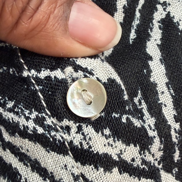 Cynthia Rowley 100% linen, tropical black and off white print
Size 2X - Picture 4 of 9